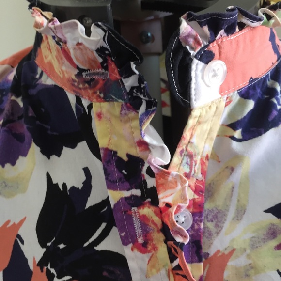 Floral button down blouse - Picture 2 of 8